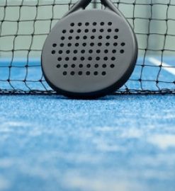 Acheter du matériel de padel en ligne : conseils pour bien choisir raquettes, chaussures et accessoires