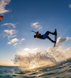 Pourquoi le Var est une destination idéale pour le kitesurf ?