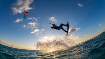 Pourquoi le Var est une destination idéale pour le kitesurf ?